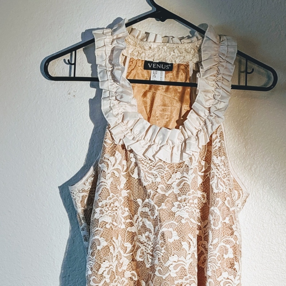 Women's sleeveless lace dress